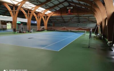 Nettoyage d’un cours de tennis couvert