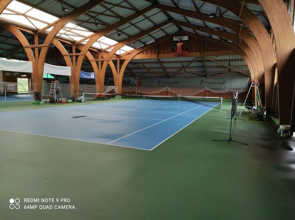 Nettoyage d’un cours de tennis couvert