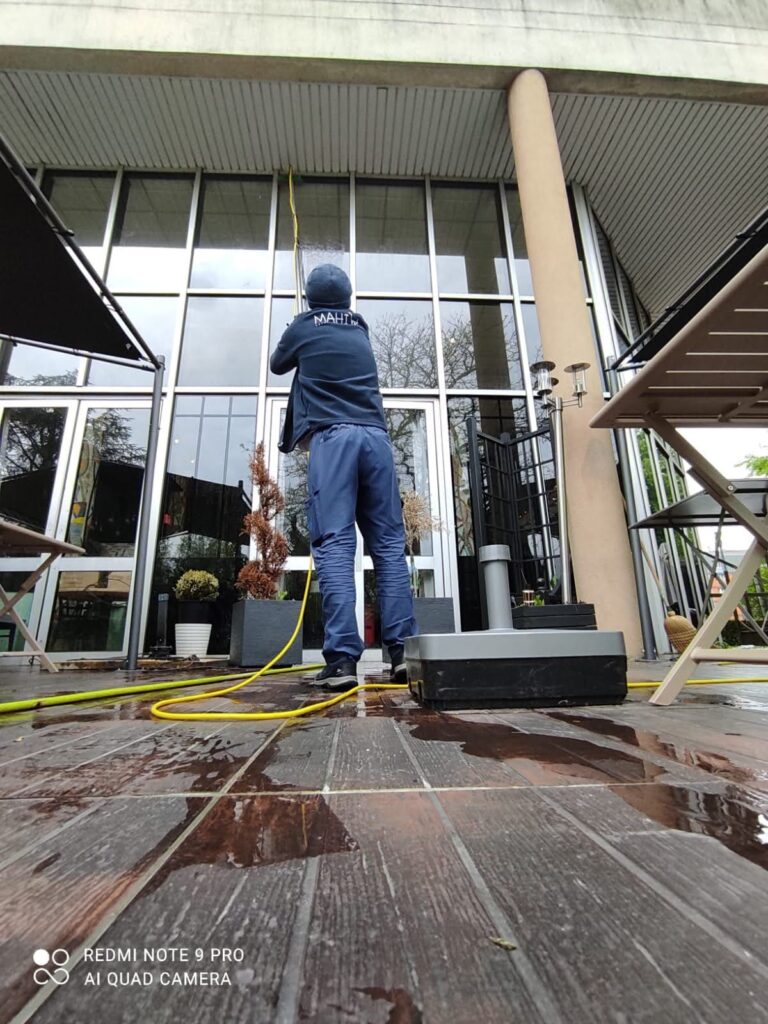 Mahinet nettoyage façade vitrée d'un bâtiment avec perche